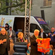 104. Deutscher Katholikentag: Bundespräsident Frank-Walter Steinmeier besucht den Kinder- und Jugendcircus Blamage e. V. und erhält eine „Circus-Blamage-Warnweste”.
