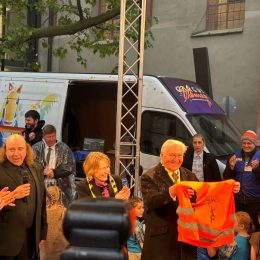 104. Deutscher Katholikentag: Bundespräsident Frank-Walter Steinmeier besucht den Kinder- und Jugendcircus Blamage e. V. und erhält eine „Circus-Blamage-Warnweste”.